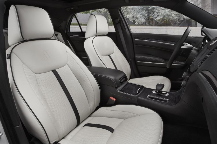  Chrysler 300C Motown Edition 2013 года  (фото 9 из 39)